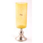 Vase artistique et lanterne cylindrique en haut de gamme en verre soufflé avec piètement en cuivre martelé GM – Image 3