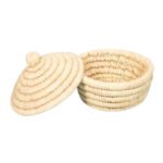 Corbeilles multifonctionnelles rondes faites à la main en fibre de palmier naturelle avec couvercle en couleur nature.
