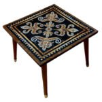 Table ronde plateau en mosaïque romaine fait à la main haut de gamme structure en bois noble artisanal motif Arabesque de la collection Artistique