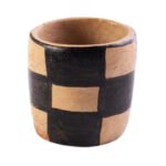 Collection Héritage Khalti Jomaa – Petit cache pot  tubulaire en damier noir et beige en Poterie de sejnane