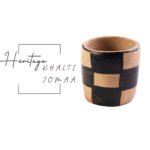 Collection Héritage Khalti Jomaa – Petit cache pot  tubulaire en damier noir et beige en Poterie de sejnane – Image 2