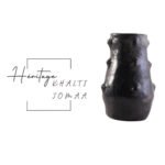 Collection Héritage Khalti Jomaa - Vase design jarre haute évasé avec des boules en relief couleur noir en Poterie de sejnane – Image 2