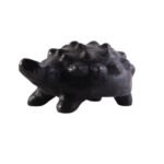 Collection Héritage Khalti Jomaa - Sculpture de tortue avec des boules en relief en terre cuite en noir en Poterie de sejnane