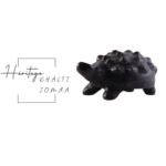 Collection Héritage Khalti Jomaa - Sculpture de tortue avec des boules en relief en terre cuite en noir en Poterie de sejnane – Image 2