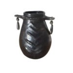 Collection Héritage Khalti Jomaa - Pot multi usage  Pot à ustensiles  Cache pot design marmite avec pendentifs suspendu couleur noir en Poterie de sejnane