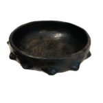Collection Héritage Khalti Jomaa – Corbeille à fruit ronde de style vintage avec des boules en relief couleur noir en Poterie de sejnane