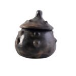 Collection Héritage Khalti Jomaa – Bonbonnière avec couvercle design citrouille de style vintage avec des boules en relief couleur noir en Poterie de sejnane