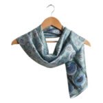 Écharpe en soie artisanale Bluvera haut de gamme signée Atelier Fantar de la Collection printemps-été 2025