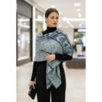Écharpe en soie artisanale Bluvera haut de gamme signée Atelier Fantar de la Collection printemps-été 2025 – Image 2