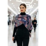 Écharpe en soie artisanale Scarlet haut de gamme signée Atelier Fantar de la Collection printemps-été 2025 – Image 2