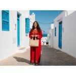 Sac fashion haute gamme design vintage en tresses  croisée couleur naturel avec deux poignées bordure en cuir véritable habillage en tissus fabrication artisanal MM – Image 2