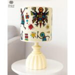 Lampe à poser abat-jour de haute gamme en wax pied figurines en céramique de la Collection Classique N°8 – Image 2