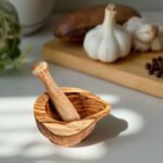 Ensemble de Mortier verseur et Pilon haut gamme design classique en Bois d'olivier fait main MM – Image 2