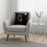 Coussin carrée noir haut de gamme en velours de qualité supérieure motif Women Face  brodé doré de style vintage – Image 2