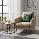 Coussin carrée vert haut de gamme en velours de qualité supérieure motif Women Face  brodé doré de style vintage – Image 2