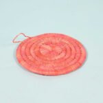 Dessous de plat D 23 rustique rond en couleur corail tissé à la main en fibre naturelle de palmier – Image 3