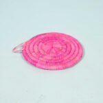 Dessous de plat D 23 rustique rond en couleur rose tissé à la main en fibre naturelle de palmier – Image 3