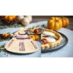 Couvre-plat alimentaire design cloche fait main tressée en fibre naturelle de palmier Bicolor  motif arabesque GM – Image 2