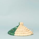 Panier de rangement rustique ajouré rond tressée à la main en fibre de palmier naturelle Bicolor  PM – Image 3