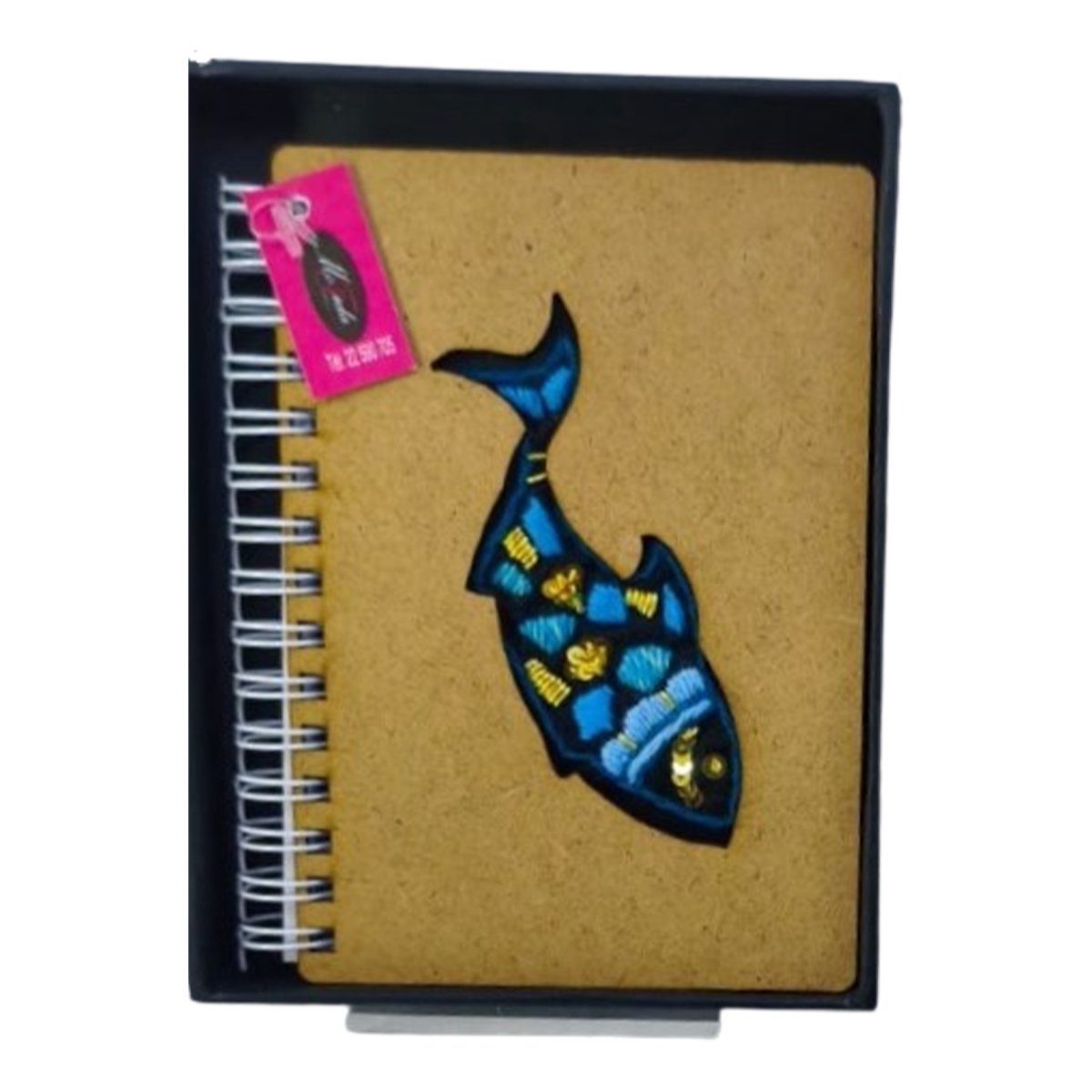 MFB 8001 Coffret cadeau haut de gamme 1 pièces * Carnet professionnel, bloc-notes couverture en bois texturé motif poisson brodée main – Image 1