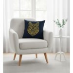 Coussin carrée bleu roi haut de gamme en velours de qualité supérieure motif loup brodé doré de style vintage – Image 2