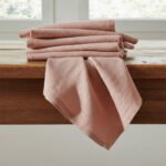 Ensemble 1 Nappe et 6 Serviette de Table haut de gamme en Rose confectionnée en 100% lin قمرايا raffinées fait à la main M29 – Image 3
