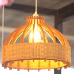 Suspension Kobba doré Lampes design Armin Home Suspension ajourée en lamelles de bois et fibre naturelle de style vintage fabrication artisanale T7 – Image 3